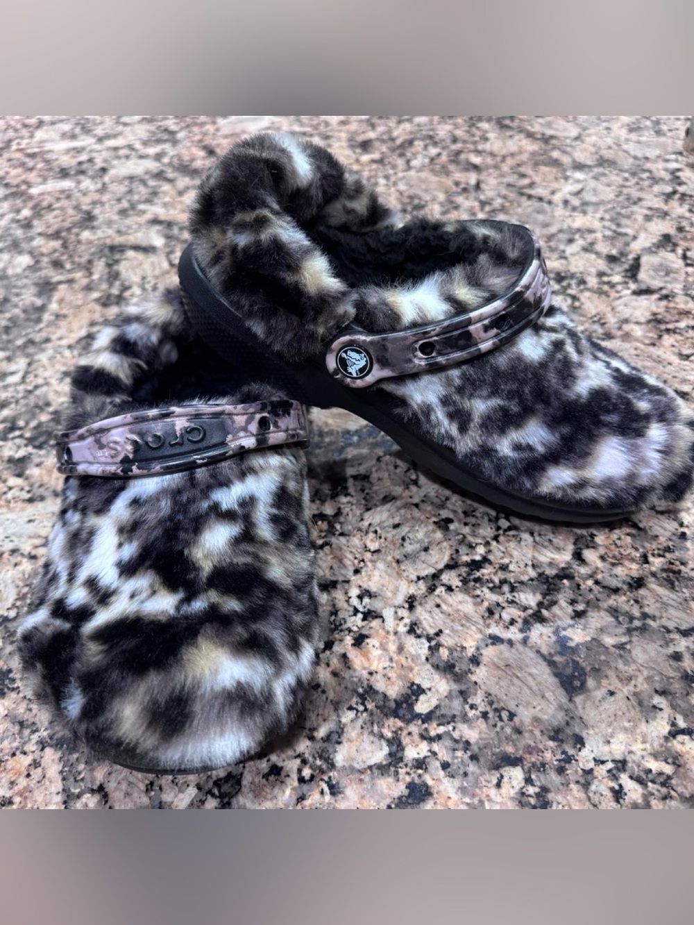 Crocs Classic Lined Leopard Faux Fur Clogs Women’s 6 Men’s 4
